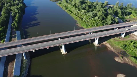 Highway bridge crossing the river. Vidéo 111976710