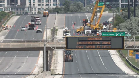 Highway closed for infrastructure repairs and maintenance Stockbeeldmateriaal 157190102