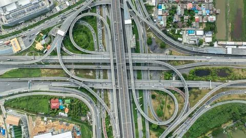 Highway Cloverleaf Interchange With Flowing Traffic In Bangkok Urban Settin.. Stockfoto's