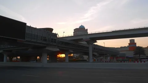 On The Highway In Dubai Stockbeeldmateriaal 188109049