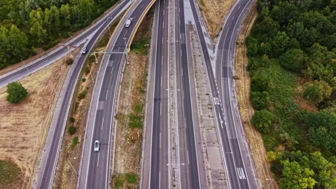 Highway interchange with empty lanes and nearby greenery Видео 343121823