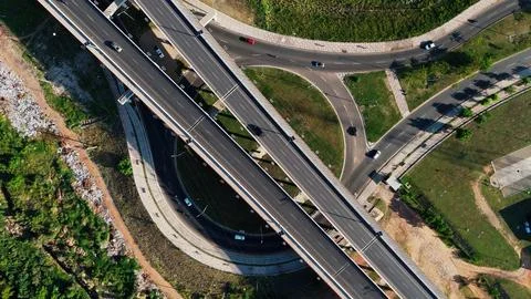 Highway interchange overhead shot captures layered bridges and converging roa Foto stock