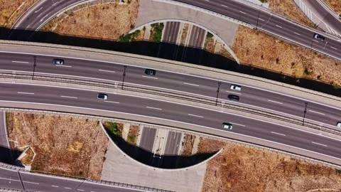 Highway interchange viewed from above with road and vehicles 库存影片 343117268