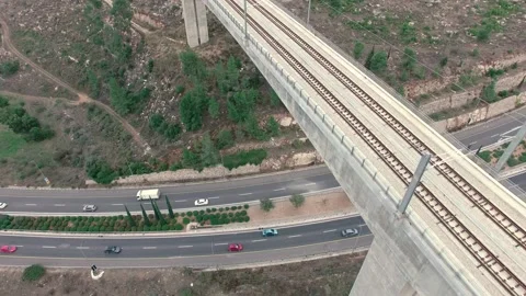 Highway to Jerusalem under the train bridge Vídeo Stock 143143414