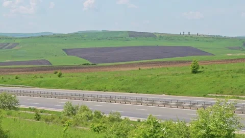 Highway with light traffic 库存影片 242610557