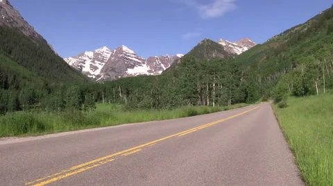 Highway to the Maroon Bells in Summer Vídeos de archivo 52372094