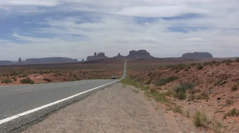 Highway to Monument Valley Vídeos de archivo 26192629