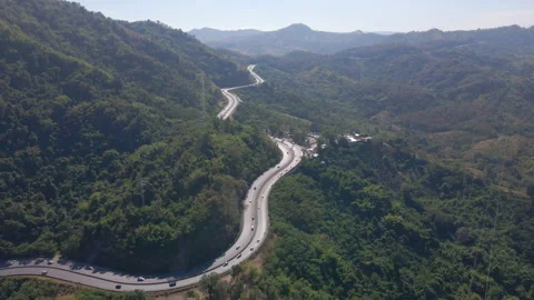 Highway on the mountain Vídeos de archivo 230241215