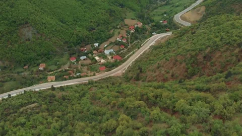 Highway in the mountains Vídeos de archivo 193985570