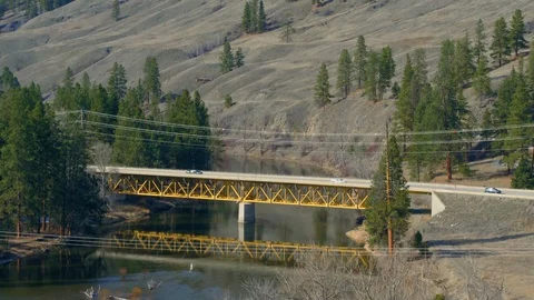 Highway over river BC 库存影片 121170116