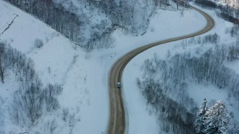 The highway passes through the pass in winter, top view of the snowy forest. Stock-Footage 169581387