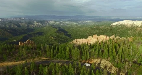 Highway in a pine forest overlooking a canyon cliff under a foggy sky Video stock 118642475