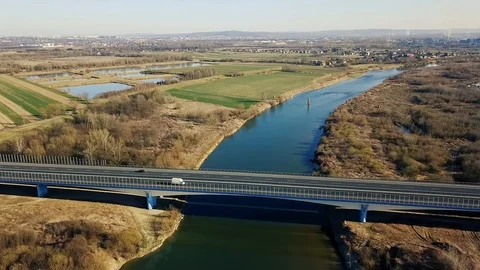 Highway, river, bridge. Sunny day Stock-Footage 121722863