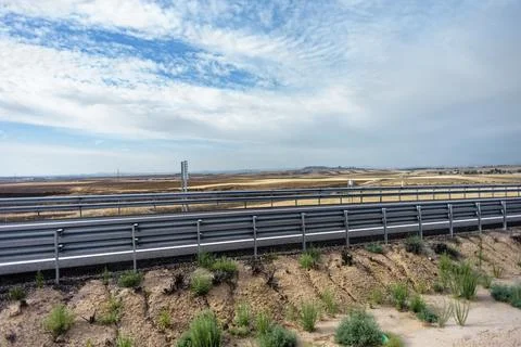 Highway road passing through dry rural fields in Toledo 库存照片