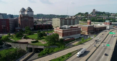 Highway running through Cincinnati Video stock 156536110