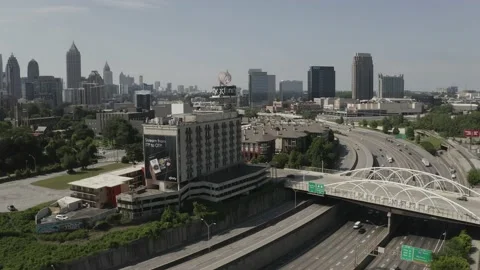 Highway with skyline in background Vídeos de archivo 160921531