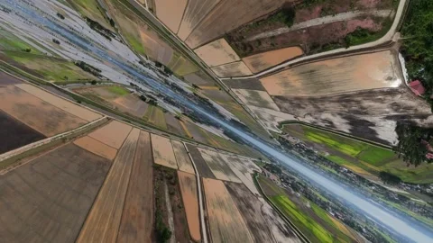 Highway snakes across patchwork farmland from bird's-eye perspective Vidéo 345397331
