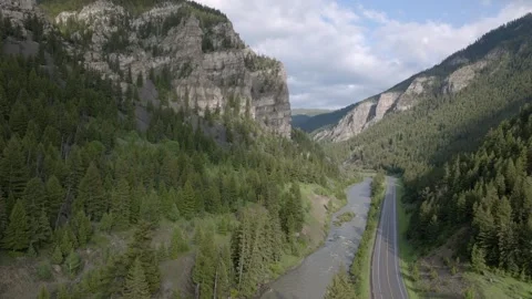 Highway Through Hoback River Valley Wyoming  Drone Aerial Footage 스톡 동영상 335345021