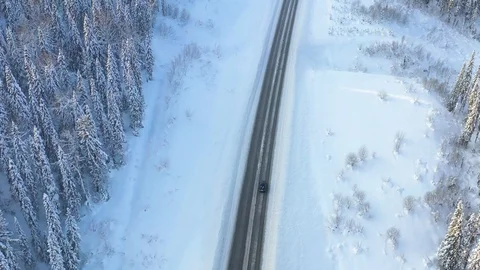 Highway through the winter forest, aerial photography from UAVs. Moving cars on 库存影片 123578747
