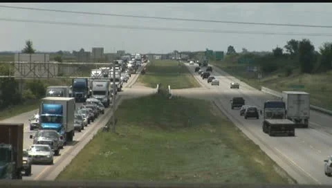 Highway Traffic Backup Straight on Vidéo 20496009