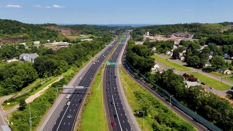Highway traffic congestion with multiple vehicles traveling through... 库存影片 340657909