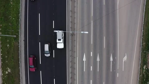 Highway with traffic on a left side Vídeo Stock 302255637