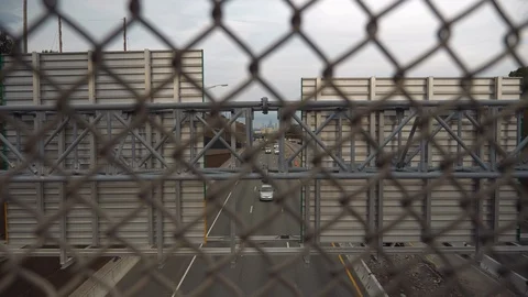 Highway, View Through Chain Link Fence, Daytime 库存影片 103590406