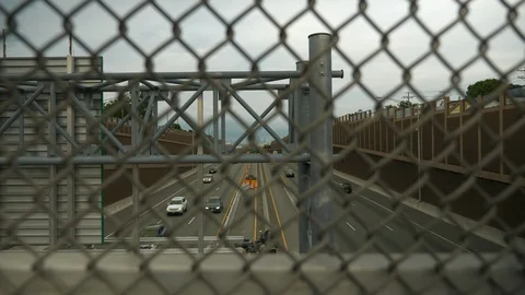 Highway, View Through Chain Link Fence, Daytime 库存影片 103591385