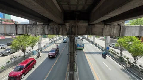 Highway View Under MRT-3 Elevated Tracks in Mandaluyong City 4K 60fps Vídeo Stock 338278199