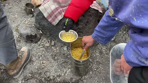 Hike lunch. The chef puts noodle soup on a plate of a tired tourist Vídeos de archivo 140895340