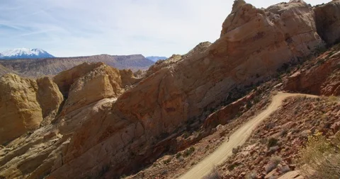 Hiker ascending Burr Trail Switchbacks out of the colorful Strike Valley, Utah. 動画素材 124119181