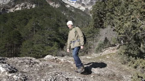 Hiker with backpack Stock-Footage 13756160