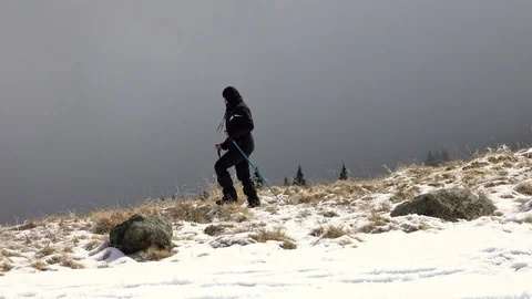 Hiker With Backpack Walking On A Mountain Ridge, Covered With Deep Snow Vídeos de archivo 126116702