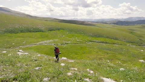 Hiker with big backpack in the mountains Vídeos de archivo 171163484