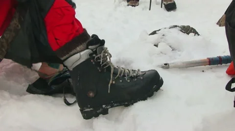 Hiker checking on his shoes Видео 45295398