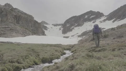 Hiker climbing up mountain 스톡 동영상 166709437