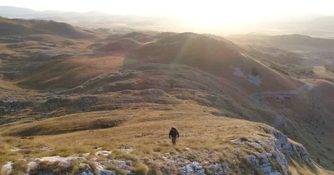 Hiker climbing the mountain slopes Stock-Footage 80111326