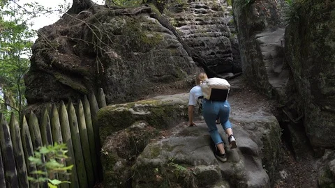 Hiker climbs the slopes in the park Video stock 123873418