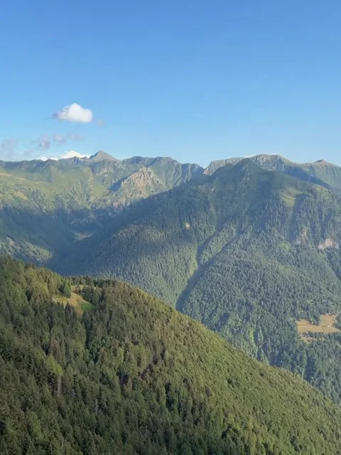 Hiker Dangles Legs Over Mountain Cliff Overlook Vídeos de archivo 340869837