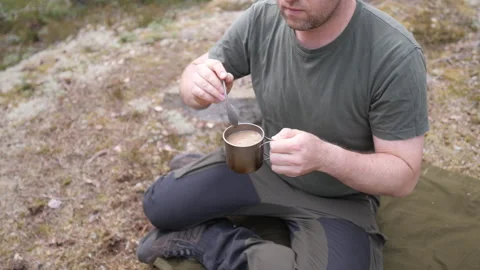 Hiker Drinking Coffee During Outdoor Camping Break 库存影片 334048987