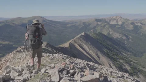 Hiker on high ridge 스톡 동영상 166710356