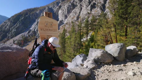 A hiker in John Muir Wilderness is taking a break on a beautiful mountain trail Vídeo Stock 318860643