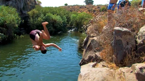 Hiker jumping in pool 01 Video stock 89480585
