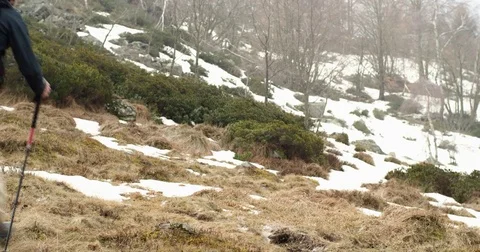 Hiker man with backpack walking on snowy trail path.Following front.Real Vídeos de archivo 81707205