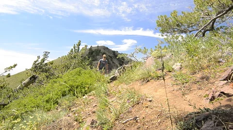 Hiker on the mountain 库存影片 40546432