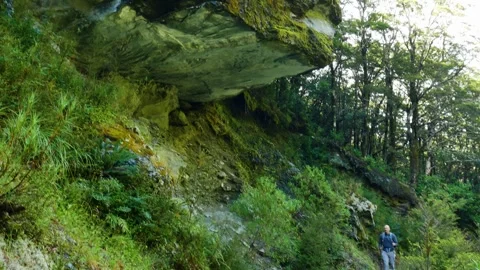 Hiker notices dramatic rock overhang and runs fast to avoid it Vídeos de archivo 310661881