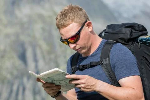 Hiker oriented with a map in the terrain Foto stock
