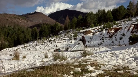 Hiker pitching tent in winter in the mountains. Vídeos de archivo 124691665