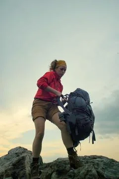 Hiker putting on a backpack Foto stock