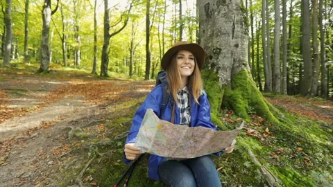 Hiker Reads Map 動画素材 96309455